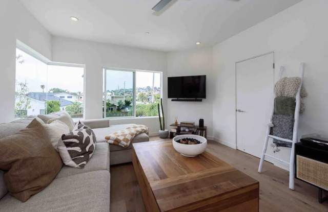 Modern Luxury Fully Furnished Townhome with LARGE ROOFTOP DECK! VIEWS OF SAN DIEGO BAY! LONG TERM LEASE! photos photos