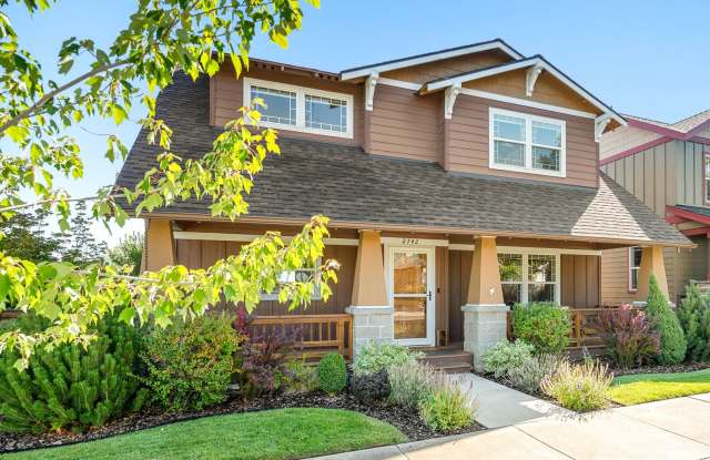 Peaceful NE Bend Home with Broken Top Views & Private Backyard Retreat Gallery 3