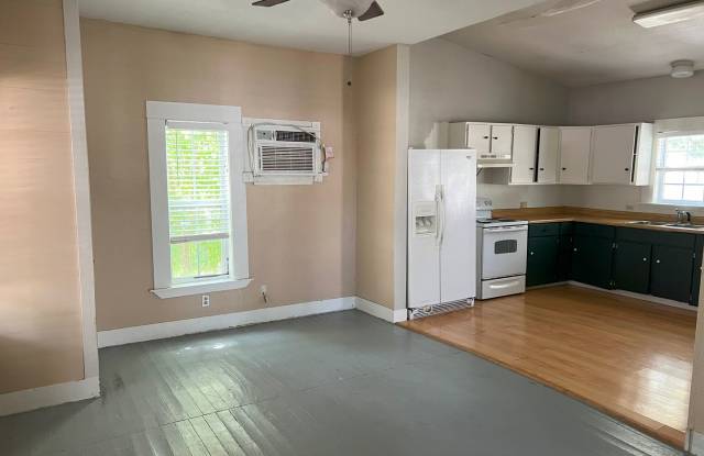 Welcome home to 213 W Schulz! Gallery 4