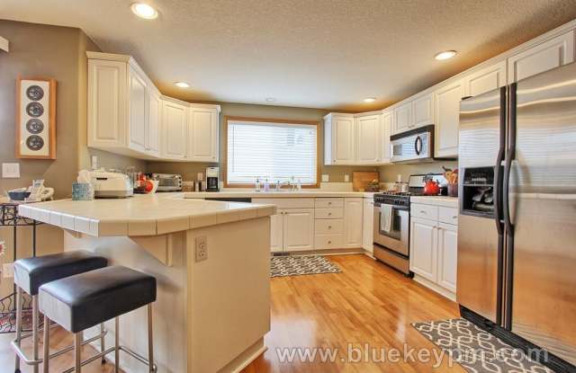 Hazel Dell  4 Bed ,2.5 Bath with Neighborhood Pool and Fitness Center Near  NE 99th Street Gallery 4