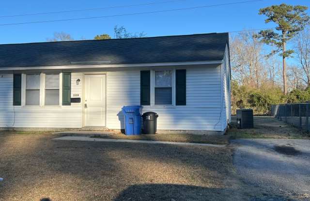 Cute 2 bedroom 1 bath duplex that is centrally located. Close to area bases, shopping and restaurants. All pets must be approved by the owner. Come check this home out. NO CATS - 1228 Davis Street, Jacksonville, NC 28540
