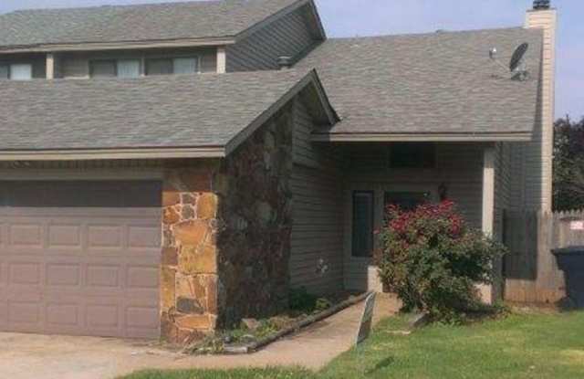 SPACIOUS DUPLEX IN DESIRABLE RIDGE AT SHADOWLAKE photos photos