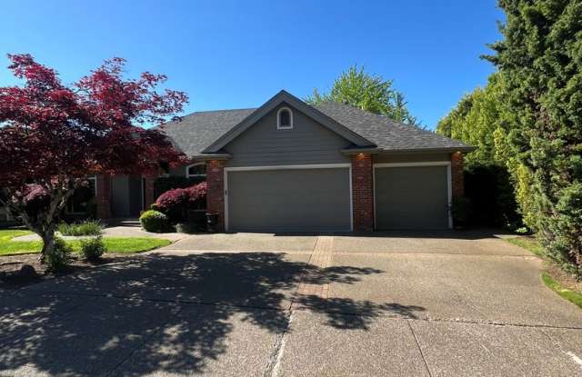 Luxurious Living on the Greens: Stunning 3-Bedroom Rental Home Overlooking Creekside Golf Course Gallery 3