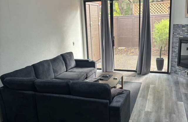 Furnished Short Term Rental!! 2 bedroom 2 bath, WiFi and Garbage included! Gallery 3