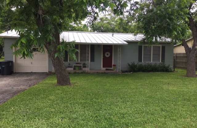 1050 N Union Avenue - 1050 North Union Avenue, New Braunfels, TX 78130