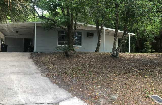 3 Bed 1 Bath Home | Pet Friendly | Large Fenced Yard | Washer Dryer Hook Ups | Section 8 Welcomed photos photos