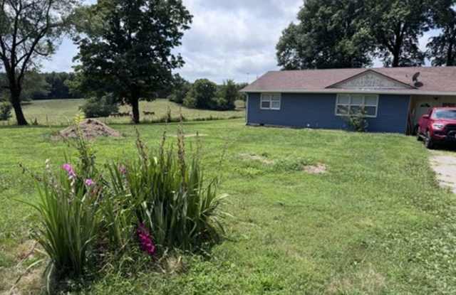 Comfortable Living Near City Conveniences: Charming 3BR Home on S Rustic Rd Gallery 4