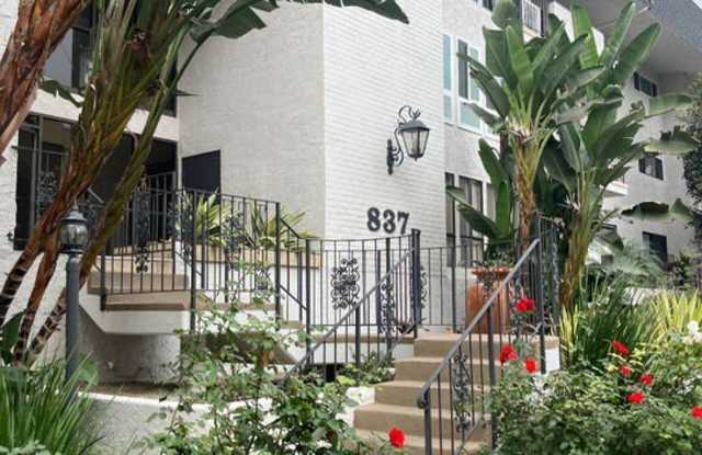 837 N West Knoll Dr Gallery 1