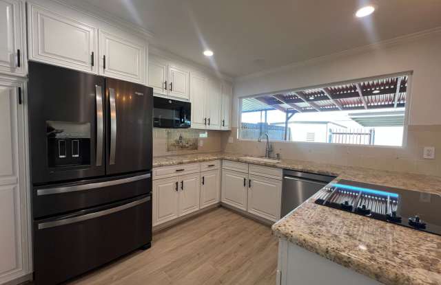 Gorgeous townhome just steps from Chaparral Lake & Chaparral Park~ Location location location! Gallery 1