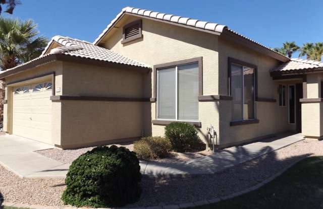 AVAILABLE NOW WITH A PRIVATE POOL IN GREAT GILBERT LOCATION!!!! Gallery 4