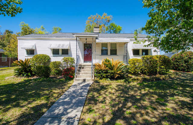 Charming 3 Bedroom, 1 Bath Bungalow Gallery 4