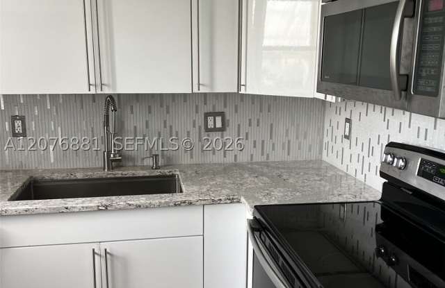 941 Crystal Lake Dr Gallery 2