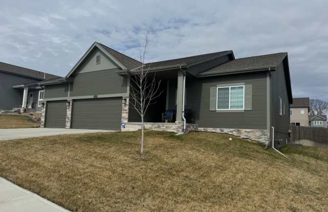 Modern 4-Bedroom Ranch Near Offutt AFB – 1914 Hummingbird Dr, Bellevue photos photos