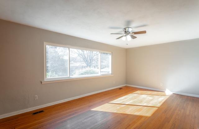 2 Bedroom 1.5 Bath Home in East Ridge Gallery 4
