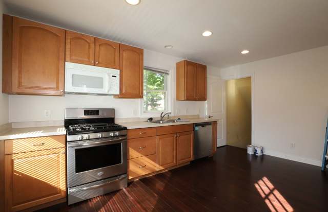 Newer Five Bedroom on Monroe St Gallery 3
