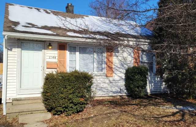 Quaint 2 Bedroom 1 bath home in south Toledo! photos photos