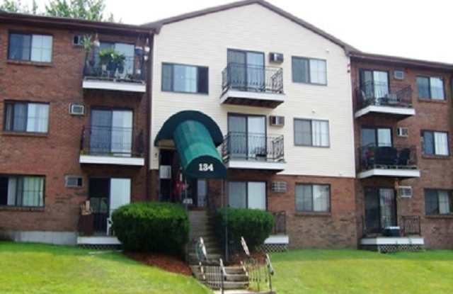 Bright 2BR Condo with Balcony, Pool & Heat Included – Prime Commuter Location photos photos