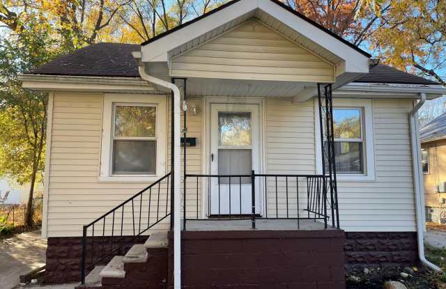 Charming 2bd/2ba Bungalow in Madison Heights Gallery 1