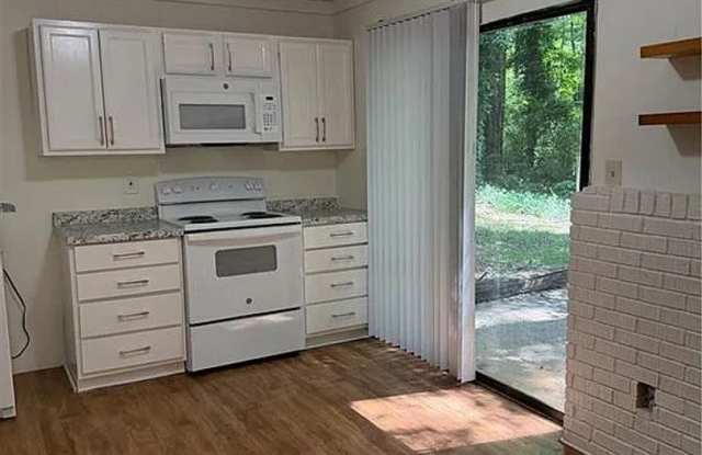 Room in 2 Bedroom Home at Wedgewood Dr Gallery 3