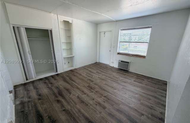 10040 NW 7 Ct Gallery 2