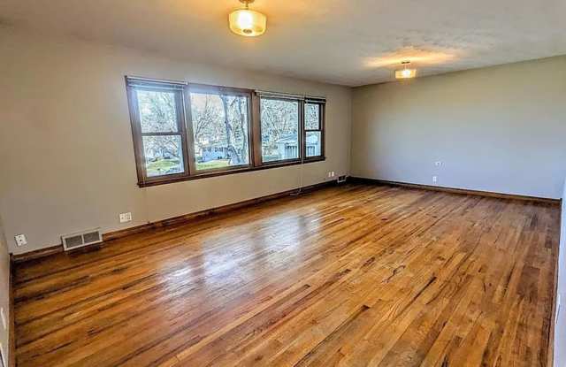10506 Hilltop Rd – 4 Bed/3 Bath in Sunny Slope | Finished Walkout Lower Level, Oversized Attached Garage, Hardwood Floors Gallery 3