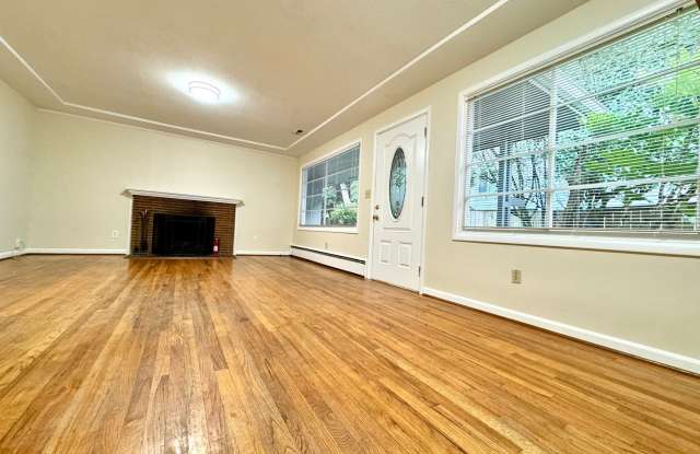Quiet and Cozy Two Bed in SW Portland 5 plex_~ Open Floor Plan~ Washer/Dryer Hook Ups~ Great Shared Outdoor Space~ Off Street Parking! Gallery 3