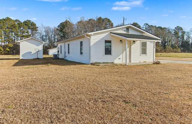 Completely remodeled 3 br 1 bath located in Evergreen NC east commute to Lumberton, Whiteville, Elizabethtown. - 1320 Murray Haywood Road, Bladen County, NC 28438