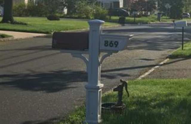 869 Gates Avenue Gallery 2