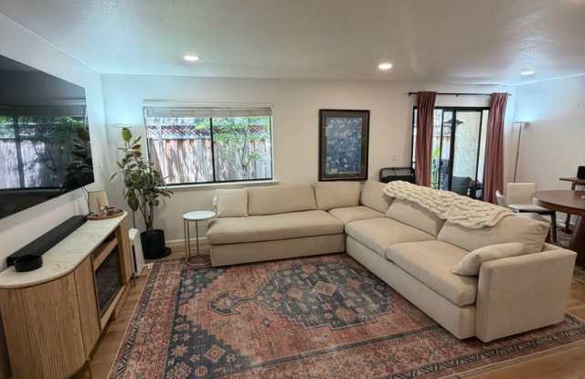 Charming & Modern 2-Bedroom Townhome Walkable to Downtown Los Altos Gallery 4