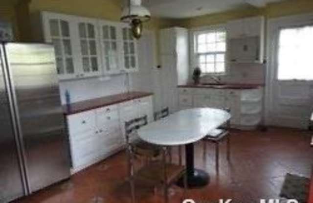 819 Cedar Lane Gallery 2