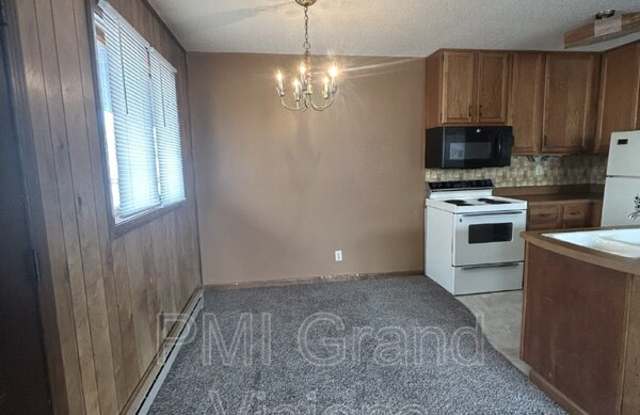 955 4th St. - 955 4th Street, Charleston, IL 61920