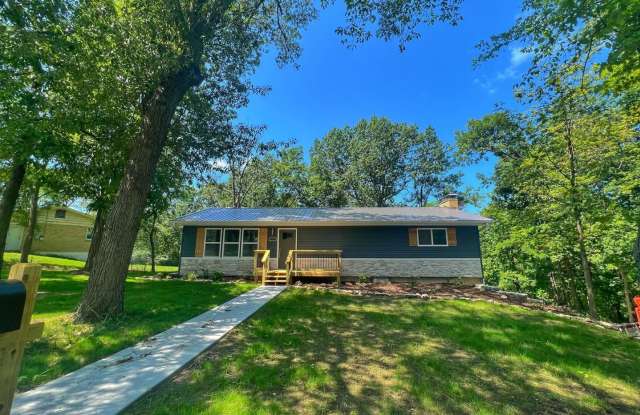 Great 4 Bed 3 Bath House In Parkade! photos photos