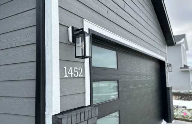 Beautiful 4 bed 2 bath Townhome for rent! photos photos