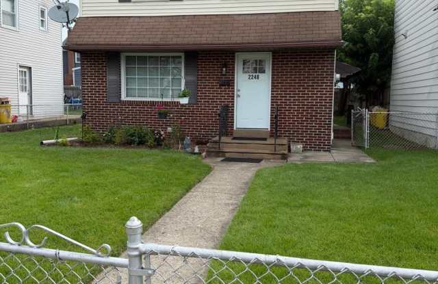 2248 HOLLINSHED Avenue Gallery 1