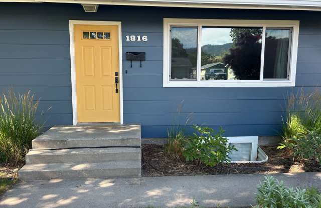 3 Bed, 1.5 Bath with Spacious Backyard! photos photos