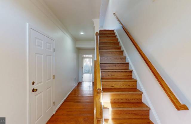 502 LEGRACE Terrace NE Gallery 2