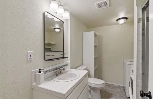 Bremerton 3-Bed, 1-Bath Near the Water with Large Outdoor Deck Gallery 4