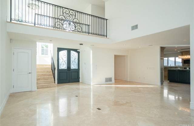 8 Stratford Gallery 3