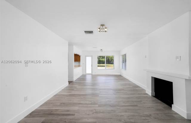 14120 NW 2nd Ave Gallery 3