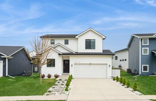 PERFECT LOCATION!! 3 Bedroom, 2.5 Bathroom Home in Urbandale! photos photos