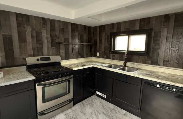 3bd Single Broadway/Fleet Area Vouchers Only photos photos