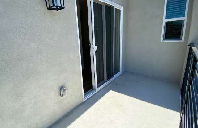Private Entry & Yard Gallery 3