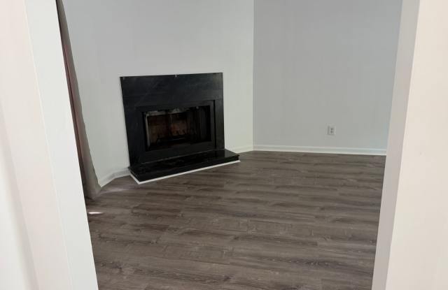 West Knoxville 37923 - 3 bedroom, 2.5 bath condo - Call Sharon Arnwine (865) 313-7215 Gallery 4