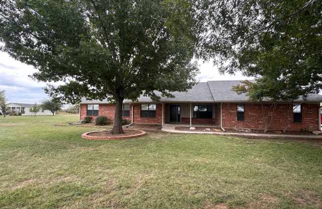 Amazing 4 bedroom home on the edge of town with room to roam Gallery 1
