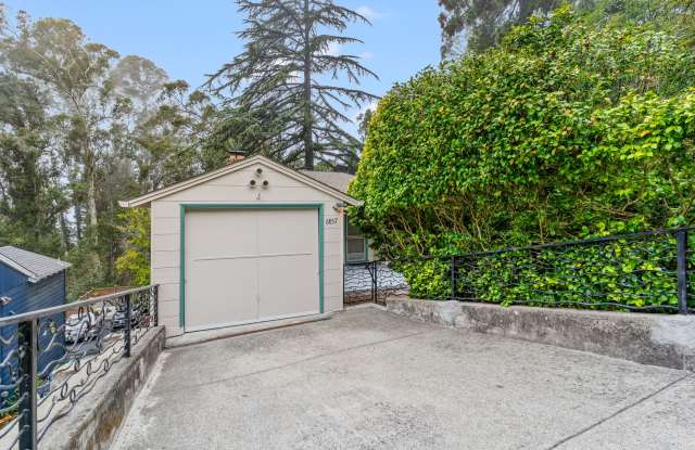 Charming Cul-de-Sac Mid-Century w/ Bay Views In Oakland Hills photos photos