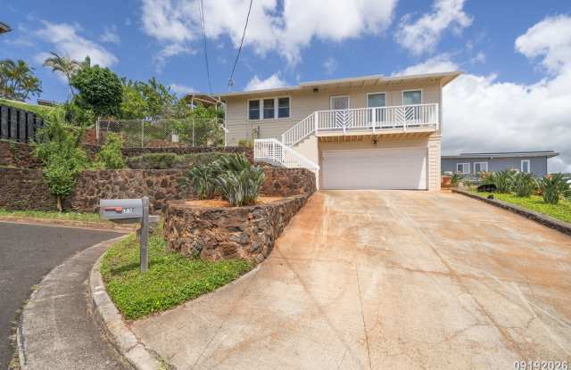 4 Bed 3 Bath Duplex Multi-Family Home in Pearl City Gallery 1