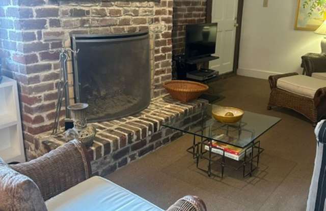 Fully furnished Executive rental located off of Troup Square Gallery 4