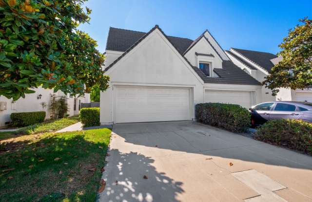 Renovated 2bed x 2.5bath Townhouse with Private Patio & 2-Car Garage Gallery 2
