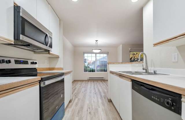 Kent East Hill Townhome with Garage  Patio photos photos