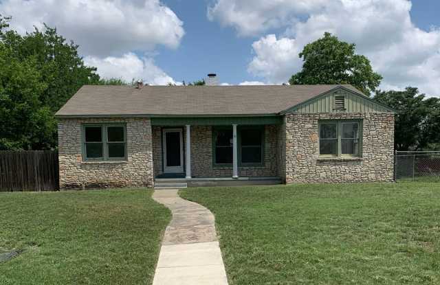 2 bedroom on corner lot Jefferson area - 703 Alexander Hamilton Drive, San Antonio, TX 78228